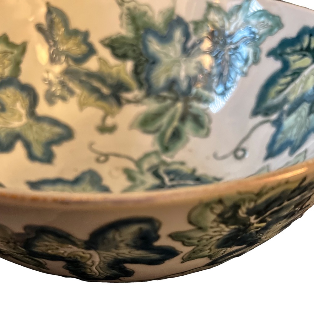 Asian Bowl with Bas-Relief Design of Ivy Leaves - Picture 12 of 12